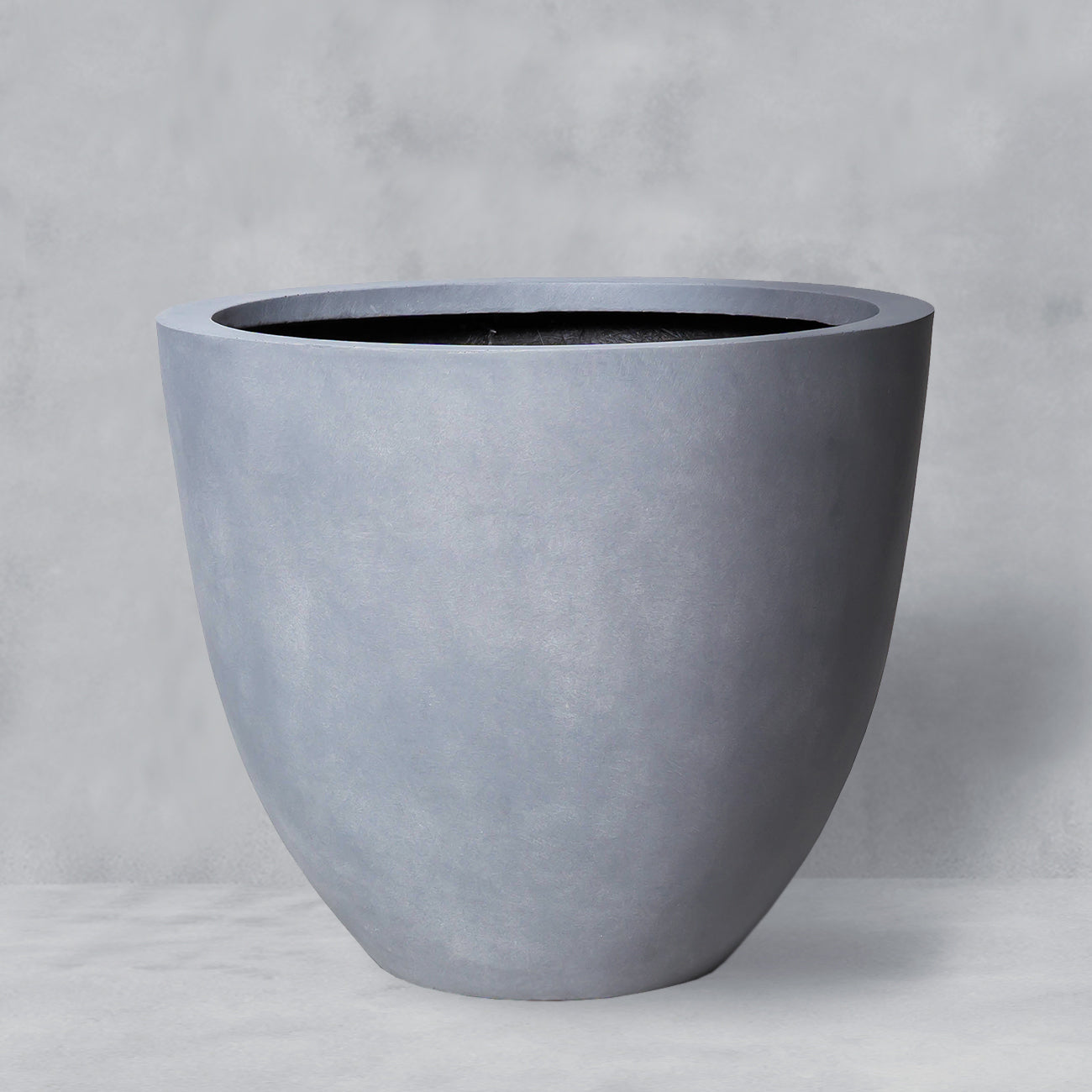 Macetero Loasa gris de Polystone y Polyterrazzo para terraza