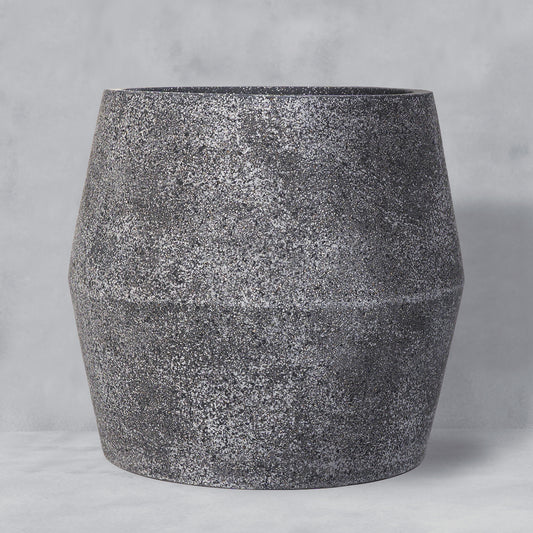 Macetero Malva negro de Polystone y Polyterrazzo para terraza