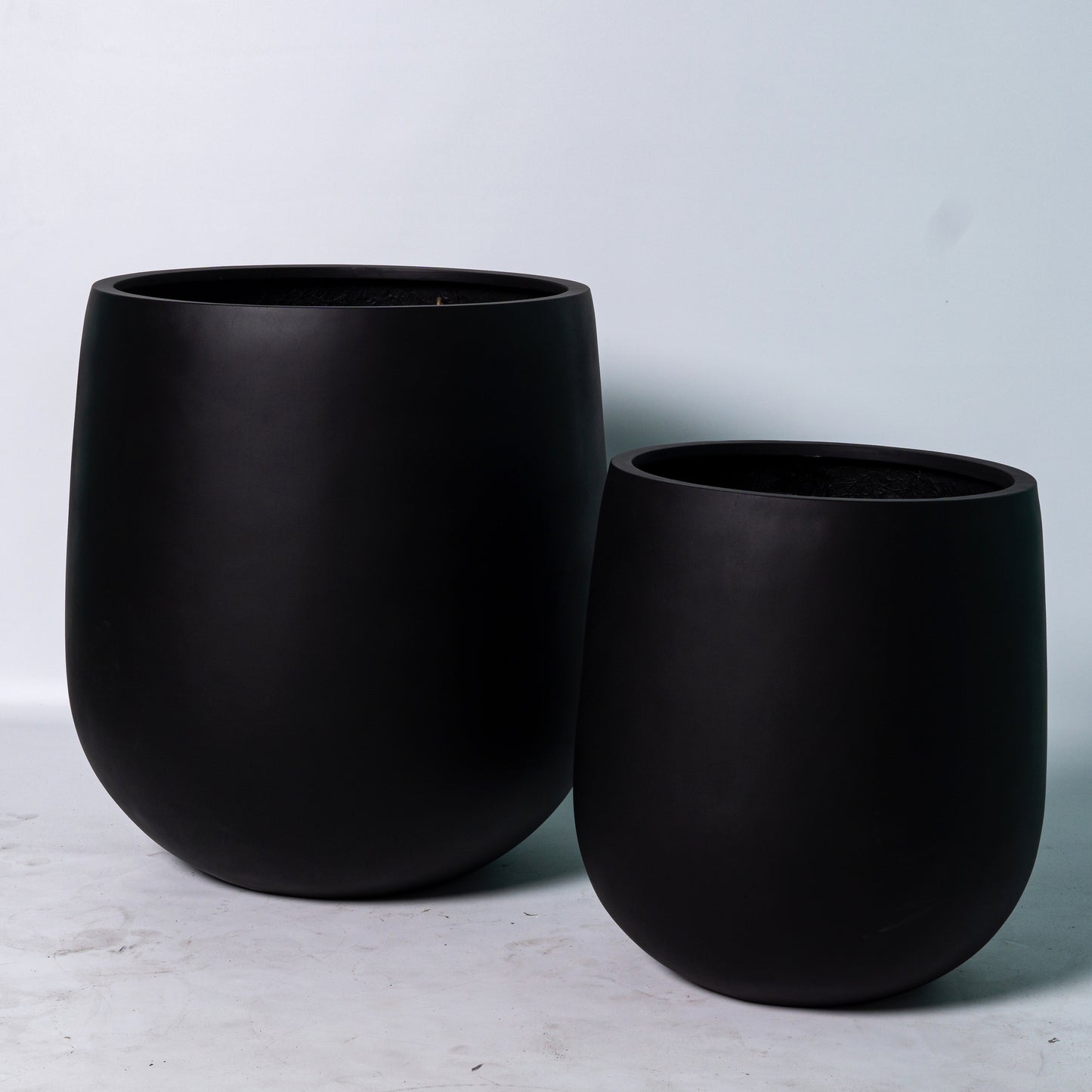 Macetero Adesmia negro de Polystone y Polyterrazzo tamaños